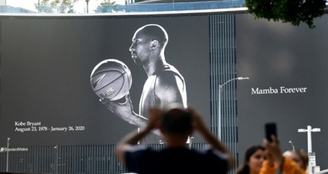 Un portrait géant de Kobe Bryant sur une façade du Staples Center, le 27 janvier 2020,en hommage à l'icône de la NBA et des Lakers disparue la veille dans un accident d'avion.