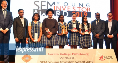 Sunil Benimadhu Chief Executive (à l’extrême g.) lors de la cérémonie de remise de trophées de l’édition 2019 du SEM Young Investors Award.