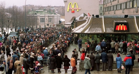 Des files d'attente devant le premier restaurant McDonald's en Union soviétique lors de son inauguration, le 31 janvier 1990 à Moscou.