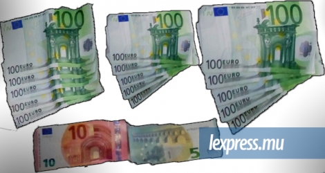 Les devises étrangères volées à l’hôtesse de l’air que la police a récupérées, ce vendredi 31 janvier.