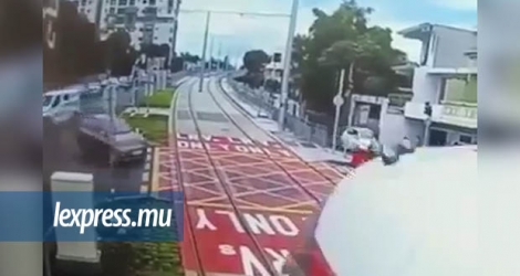 La conductrice a tourné dans un sens interdit alors que le tram approchait.