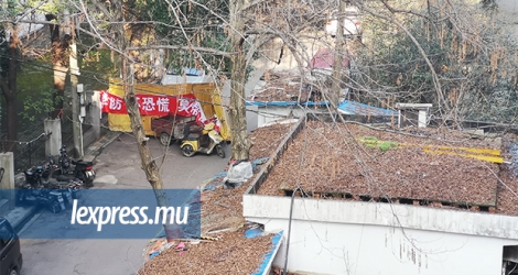 «Pas de panique.» C’est ce que peut lire notre compatriote sur cette banderole accrochée à un barrage installé il y a trois jours dans la rue où il habite, à Wuhan. Photo prise hier et envoyée par notre compatriote.