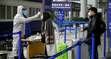 Contrôle de température des passagers arrivant à l'aéroport international Pudong de Shanghai, le 4 février 2020.