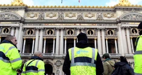 Des opposants à la réforme des retraites devant l'Opéra Garnier, à Paris, le 5 février 2020.