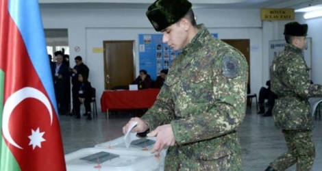 Des soldats votent dans un bureau à Bakou, le 9 février 2020 pour les élections législatives en Azerbaïdjan Photo TOFIK BABAYEV . AFP
