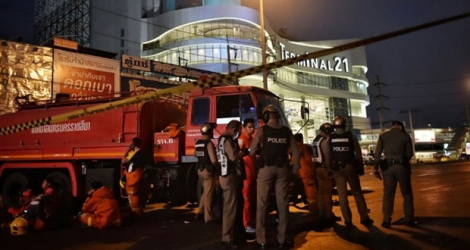 Des policiers et des pompiers à proximité du centre commercial Terminal 21 de la ville thaïlandaise de Nakhon Ratchasima, où s'est déroulée la tuerie, le 9 février 2020.