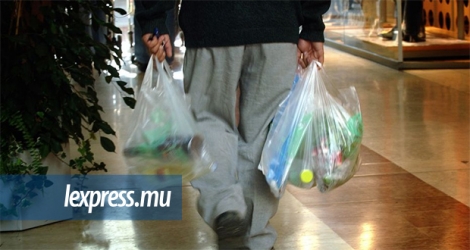 L’amende unique pour la vente, l’importation et la distribution de sacs en plastique à Maurice est de Rs 10 000.