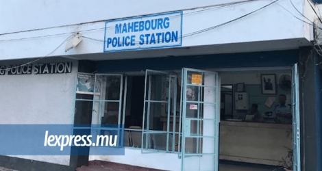 Le quinquagénaire a accouru au poste de police de Mahébourg pour chercher de l’aide. 