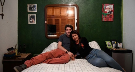 Deux étudiants, Antonio de Muro et sa petite amie, Oriana Garcia, dans la maison des parents d'Antonio, à Caracas, le 4 août 2019. 