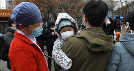 Une famille infectée par le coronavirus quitte l'hôpital à Pékin après sa guérison, le 14 février 2020 Photo GREG BAKER. AFP