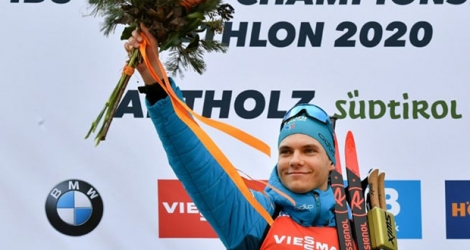 Le Français Emilien Jacquelin sur le podium après sa victoire dans la poursuite des Mondiaux de biathlon, le 16 février 2020 à Anterselva.