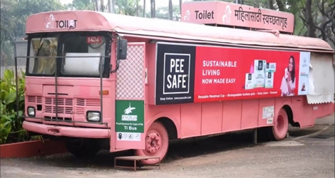 Lancé en 2016 par les entrepreneurs Ulka Sadalkar et Rajeev Kher, le projet «Ti Toilet» - «Ses toilettes à elle» en marathi - compte 12 toilettes sur roues, chaque bus étant utilisé en moyenne par plus de 200 femmes par jour.