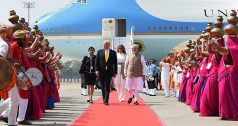 Photo fournie par le ministère des Affaires étrangères indien du président américain Donald Trump, de sa femme Melania et du Premier ministre Narendra Modi, pendant une revue des troupes à l'aéroport international de Ahmedabad, le 24 février 2020.