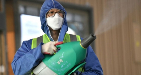 Un agent de nettoyage désinfecte la gare ferroviaire de Daegu, en Corée du Sud, pour lutter contre la propagation de la pneumonie virale, le 26 février 2020.