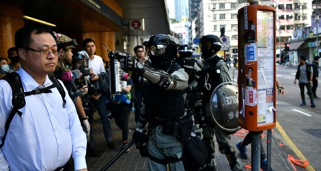 Des policiers dispersent des manifestants prodémocratie à Hong Kong, le 11 novembre 2019.