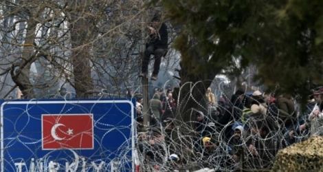 Des migrants attendent du coté turc de la frontière avec la Grèce, le 29 février 2020 Photo Sakis MITROLIDIS. AFP