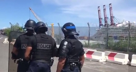 La police parée à toute éventualité au Port est de La Réunion ce matin, dimanche 2 mars. 