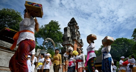 Des Balinais se réunissent pour prier, au temple Jagatnata, à Denpasar, sur l'archipel de Bali, le 19 février 2020.