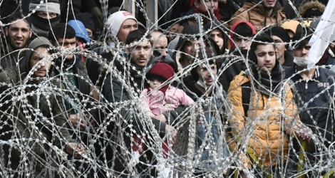 Des migrants derrière des barbelés à la frontière entre la Turquie et la Grèce près de des Kastanies, en Grèce, le 2 mars 2020.