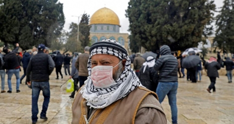 Un Palestinien porte un masque de protection à Jérusalem, le 6 mars 2020.
