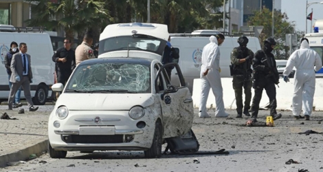 La police et la police scientifique sur les lieux du double attentat suicide à Tunis, le 6 mars 2020.