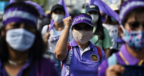 Des militantes et des syndicalistes manifestent à l'occasion de la journée internationale des droits des femmes, le 8 mars 2020 à Bangkok, en Thaïlande.