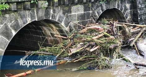 Les rivières de la région ont quitté leur lit après les grosses pluies et, par la suite, l’eau a charrié des débris, comprenant des troncs d’arbres, qui ont obstrué le passage de l’eau sous le pont de Bramsthan durant le week-end.