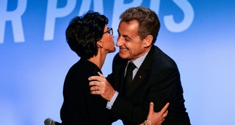 L'ancien président Nicolas Sarkozy embrasse Rachida Dati candidate LR à la mairie de Paris, lors d'un meeting, le 9 mars 2020 à Paris.