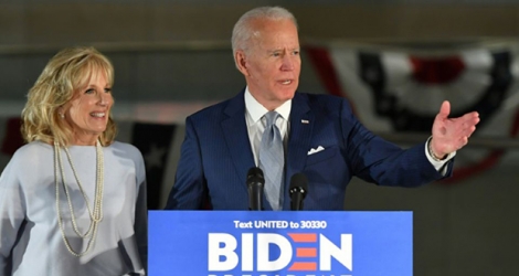 Joe Biden et son épouse Jill Biden lors d'un meeting de campagne, le 10 mars 2020l à Philadelphie.