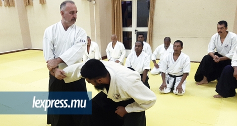 Le shihan Patrick Matoian (g) en pleine session d’instruction devant les élèves de l’Aikido Ryu Mauritius.