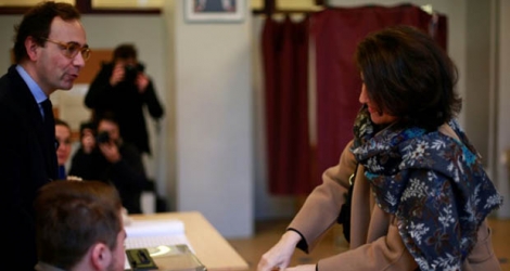 Agnès Buzyn, candidate aux élections municipales, se désinfecte les mains avant de voter, le 15 mars 2020 à Paris.