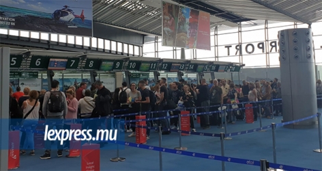 Les passagers qui ont eu l’autorisation de passer ce lundi 16 mars matin, à l’aéroport de Plaisance, contrairement aux employés des bateaux.
