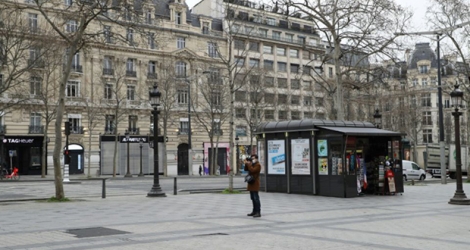 Les Champs-Elysees le 17 mars 2020.