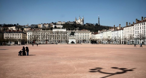 La principale place de Lyon, la place Bellecour, quasi déserte le 17 mars 2020, après l'entrée en vigueur des mesures de confinement.