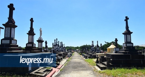Pour les enterrements catholiques, seules 20 personnes seront autorisées dans les cimetières.
