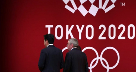 Le premier ministre Shinzo Abe et le patron du CIO Thomas Bach, réunis à un an du coup d'envoi initial des Jeux de Tokyo, le 24 juillet 2019, viennent d'entériner leur report.