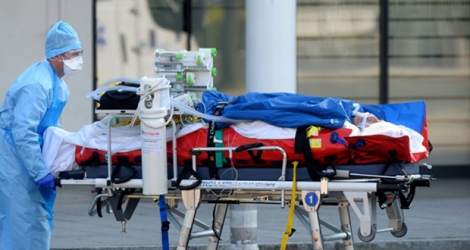 Evacuation d'un patient atteint du Covid-19 venu de Strasbourg, à Angers, le 26 mars 2020.