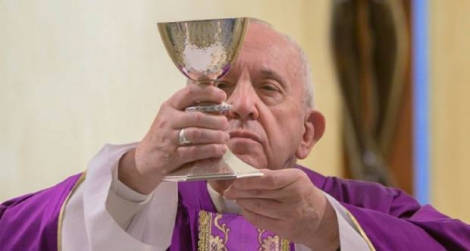 Photo prise et diffusée le 27 mars 2020 par le Vatican, montrant le pape François célébrant l'eucharistie durant une messe matinale privée à la chapelle de la Maison Sainte-Marthe.