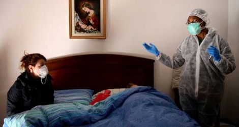 Une religieuse, médecin, rend visite à des patients près de Bergame en Italie le 27 mars 2020.