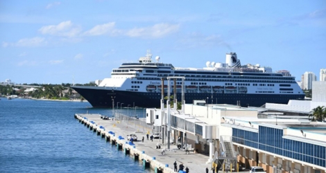 Le navire de croisière Zaandam de la compagnie Holland America arrive à Fort Lauderdale, en Floride, le 2 avril 2020.