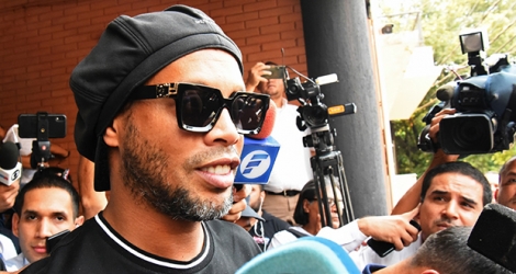 Ronaldinho est confiné dans une cellule improvisée, le bureau d’une caserne de police de la capitale Asuncion.