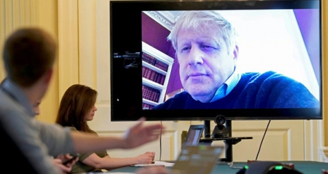 Photo diffusée le 28 mars 2020 par le 10 Downing Street du Premier ministre britannique Boris Johnson en visioconférence depuis chez lui, à Londres.