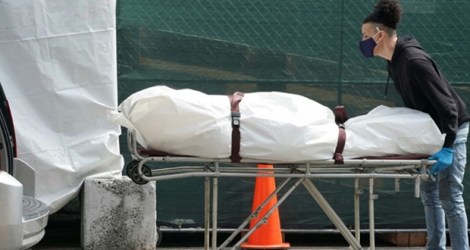 Le corps d'un malade du Covid-19 est transporté hors de l'hôpital de Brooklyn le 8 avril 2020.