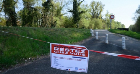 Ecriteau en travers d'une petite route près de la frontière franco-allemande à Setz, dans l'est de la France, le 8 avril 2020.