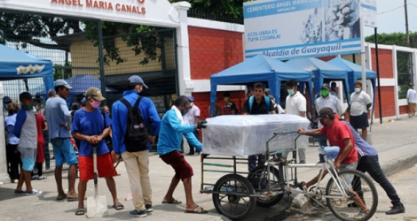 Le cercueil d'une victime du Covid-19 est transporté à l'entrée d'un cimetière de Guayaquil (Equateur), le 9 avril 2020.