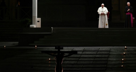 Le pape François sur la place Saint Pierre au Vatican le 4 avril 2020.