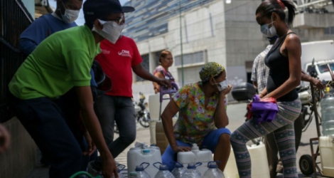 Des habitants de Petare, un quartier de Caracas, portent des masques de protection contre le coronavirus, le 26 mars 2020 au Venezuela Photo Cristian Hernandez. AFP