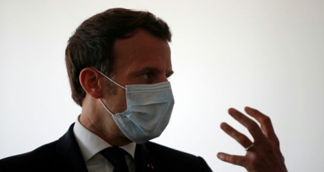 Le président Emmanuel Macron visite un centre de soins à Pantin, en banlieue parisienne, le 7 avril 2020.