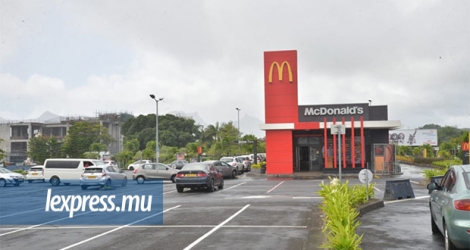 Les clients se sont rués vers McDonalds dès l’ouverture du «drive-thru».
