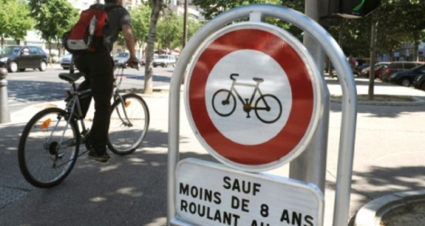 Plusieurs villes en France veulent privilégier le vélo dans les déplacements en sortie de confinement Photo MICHEL GANGNE. AFP